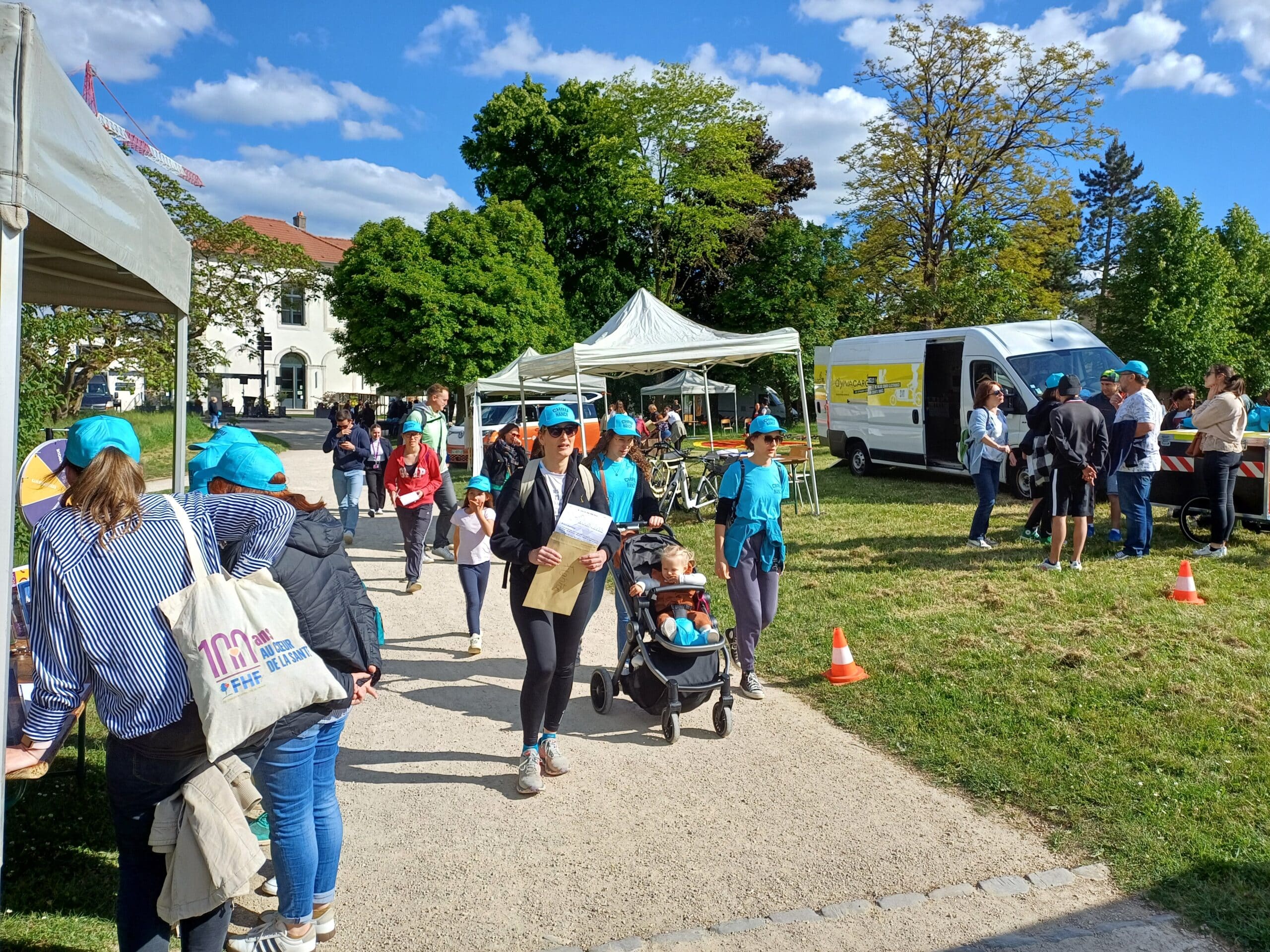 Participants en pleine épreuve ludique dans le parc du Château de Brabois pendant l'événement Brabois en Cavale organisé par NBTECH.